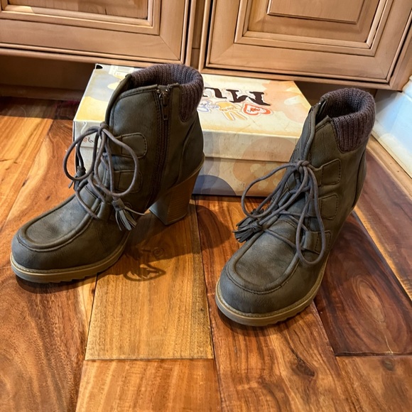 Mudd Distressed Explorer Heeled Ankle Boot - Picture 10 of 14